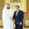 Prime Minister Pham Minh Chinh (R) and UAE Minister of Investment Mohamed bin Hassan Alsuwaidi. (Photo: VNA)