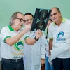 Italian surgeon Dr Roberto De Castro (left) and his team conduct examinations and diagnoses for children with urology and genital defect at the National Pediatric Hospital in Hanoi on October 25. (Photo courtesy of ‘Thien Nhan & His Friends’ programme)