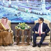 Prime Minister Pham Minh Chinh (R) receives Abdulla Mohammed Al Zamil, Chairman of the Board of Directors of Zamil Industrial Investment Company (Zamil Industrial) under Zamil Group. (Photo: VNA)