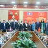 Participants of the two province pose for a group photo at the meeting. (Photo: VNA)