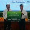 Vietcombank donates 5 billion VND to programme on replacing temporary and dilapidated houses in Hau Giang (Photo: VNA)