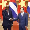 National Assembly Chairman Tran Thanh Man (R) welcomes President of the National Assembly of People’s Power Esteban Lazo Hernandez in Hanoi on November 2 (Photo: VNA)