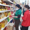 Shoppers at a supermarket in Hanoi's Long Bien district. (Photo: VNA)