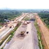 Hanoi is actively implementing many solutions to speed up the completion of public investment disbursement task in 2024. In the photo: Construction underway on Ring Road 4 - Hanoi Capital Region (section through Quoc Oai district) (Photo: hanoimoi.vn).