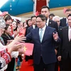 Prime Minister Pham Minh Chinh (C) welcomed at Kunming Changshui International Airport (Photo: VNA)