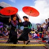 Artists and tourists participate in bamboo dance at Northwest Cuisine and Cultural Space Festival. (Photo: VNA)