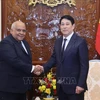 State President Luong Cuong (right) and outgoing Cuban Ambassador to Vietnam Orlando Nicolas Hernandez Guillen at the meeting in Hanoi on November 7 (Photo: VNA)