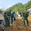 Officers and soldiers of Po Ma Border Post and local authorities support a disadvantaged family in building a new house. (Photo: vov.vn)