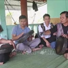 Ha Viet Sy (R) from Thanh An commune, Minh Long district teaches others to play gongs (Photo: VNA)