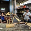 Villagers of Thach Xa village, near Tay Phuong pagoda in Thach That district, Hanoi, create beautiful bamboo dragonflies, which are simple, familiar, yet captivating creations. (Photo: VietnamPlus)