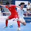 A Vietnamese player (red) and an Indonesian player at the final match of the ASEAN Futsal Championship 2024. (Photo: laodong.vn)