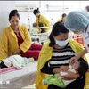 Medical staff check the health of children at Bac Giang Obstetrics and Pediatrics Hospital (Photo: VNA)