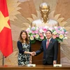 NA Vice Chairman Nguyen Duc Hai (R) and California State Treasurer Fiona Ma (Photo: VNA)