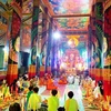 Khmer people practice rituals of Sene Dolta festival at a pagoda (Photo: VNA)