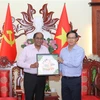 Singaporean Ambassador to Vietnam Jaya Ratnam (left) presents a souvenir to Secretary of the Party Committee and Chairman of the People's Council of Tay Ninh province Nguyen Thanh Tam. (Photo: VNA) 