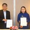 Vice Chairwoman and General Secretary of the VFF Central Committee Nguyen Thi Thu Ha (R) and Chief Executive Director of the People’s Association (PA) of Singapore Jimmy Toh exchange the MoU. (Photo: VNA)