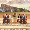 Politburo member, Secretary of the CPV Central Committee and Chairman of its Commission for Internal Affairs Phan Dinh Trac (L) meets Zhou Zuyi, member of the Communist Party of China (CPC) Central Committee and Secretary of the Fujian provincial Party Committee (Photo: VNA)