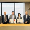 Officials from Da Nang city and Sakai city, Japan, participate in a signing ceremony of Memorandum of Understanding (MoU) on the neutral city project in Da Nang. (Photo courtesy of Da Nang city portal)