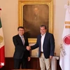 Vietnamese Ambassador-Designate to Mexico Nguyen Van Hai (left) and Governor David Monreal Avila of Zacatecas, Mexico. (Photo: VNA)