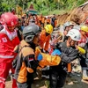 Rescuers evacuate landslide victims in Bruno village, Purworejo regency, Central Java province. (Photo: Xinhua/VNA)