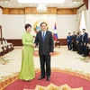 Lao Prime Minister Sonexay Siphandone (R) and VNA General Director Vu Viet Trang. (Photo: VNA)