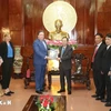 US Ambassador to Vietnam Marc Knapper (L) presents a gift to Secretary of the Can Tho municipal Party Committee Nguyen Van Hieu (Photo: VNA)