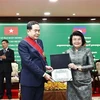 President of the Cambodian National Assembly (NA) Samdech Khuon Sudary (right), on behalf of the State of Cambodia, awards the Royal Order of Sahametrei (The Grand Cross) to Chairman of the Vietnamese NA Tran Thanh Man. (Photo: VNA)