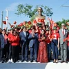 Prime Minister Pham Minh Chinh, his spouse and other delegates at the Statue of President Ho Chi Minh in Santo Domingo. (Photo: VNA)