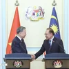 Vietnamese Party General Secretary To Lam (L) and Malaysian Prime Minister Anwar Ibrahim meet the press (Photo: VNA)