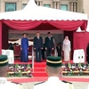 Prime Minister Anwar Ibrahim (second from right) and his spouse chair official welcome ceremony for Party General Secretary To Lam and his spouse (Photo: VNA)