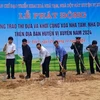 Construction of 24 new houses in replace of the old temporary and dilapidated ones kicks off in the northern province of Ha Giang. (Photo: VNA)