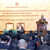 Chairman of the Vietnamese National Assembly Tran Thanh Man speaks at the meeting with the staff of the Vietnamese Embassy, and representatives of the Vietnamese community in Cambodia. (Photo: VNA)