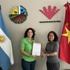 Vietnamese Ambassador to Argentina Ngo Minh Nguyet (R) and Mayor of Vera city Paura Mitre (Photo: VNA)