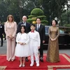 State President Luong Cuong (second from right, back) and his spouse welcome Bulgarian President Rumen Radev and his spouse in Hanoi on November 25 morning. (Photo: VNA)