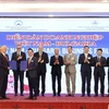 Bulgarian President Rumen Radev (sixth from the right) and other delegates witness representatives of Vietnamese and Bulgarian businesses exchanging cooperation agreements at the forum. (Photo: VNA)