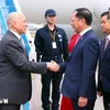 Cambodian King Preah Bat Samdech Preah Boromneath Norodom Sihamoni (L) arrives in Hanoi on November 28 morning, beginning his two-day state visit to Vietnam. (Photo: VNA)