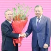 Party General Secretary To Lam (R) shakes hands with former Politburo member and former permanent member of the Secretariat of the Communist Party of Vietnam (CPV) Central Committee Tran Quoc Vuong at the ceremony. (Photo: VNA)