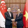 Vietnamese National Assembly (NA) Chairman Tran Thanh Man (L) received by Speaker of the Singaporean Parliament Seah Kian Peng (Photo: VNA)