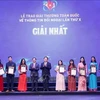 Politburo member, Secretary of the Party Central Committee and Chairman of its Commission for Information and Education Nguyen Trong Nghia (sixth from right) and Deputy Prime Minister and Minister of Foreign Affairs Bui Thanh Son (seventh from right) present awards to the first-prize winners. (Photo: VNA)