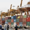 Goods are loaded at a port in Bangkok, Thailand. (Photo: AFP/VNA)