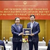 NA Chairman Tran Thanh Man presents a gift to a representative of the Vietnamese Embassy in Japan. (Photo: VNA)