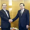 Chairman of the Vietnamese National Assembly Tran Thanh Man (R) receives Chairman of Japan’s Tokyu Group Hirofumi Nomoto in Tokyo on December 5. (Photo: VNA)