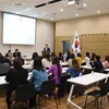 An overview of the meeting with Vietnamese consultants at support centres for foreign workers, as well as representatives of Vietnamese community groups in the RoK (Photo: VNA)