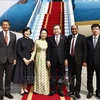 Singaporean Ambassador Jaya Ratnam and Japanese Ambassador Ito Naoki bid farewell to NA Chairman Tran Thanh Man and his spouse at Noi Bai International Airport (Photo: VNA)