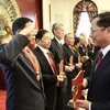 Deputy Prime Minister and Minister of Foreign Affairs Bui Thanh Son presents gifts to Chinese war veterans (Photo: VNA)