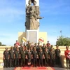 Delegates lay flowers at the Vietnam-Cambodia Friendship Monument in Phnom Penh. (Photo: VNA)