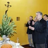 Party General Secretary To Lam and delegates offer incense to President Ho Chi Minh at House 67 (Photo: VNA)