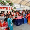 The booth of the Liaison Board of the Vietnamese Community in Singapore attracts a crowd of visitors. (Photo: VNA)