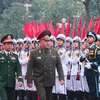 Minister of National Defence Phan Van Giang (left) and his Belarussian counterpart Viktor Gennadievich Khrenin review the guard of honour during the welcoming ceremony in Hanoi on December 17. (Photo: VNA)