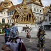 Tourists gather and take pictures in the grounds of the Grand Palace in Bangkok, Thailand. (Photo: AFP/VNA)